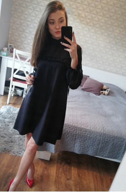 Sukienka  MARELINA w kolorze czarnym ze stójką,czarna sukienka,sukienka na długi rękaw